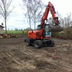 Bauvorbereitung: Bagger im Garten Bauvorbereitung: Bagger im Garten