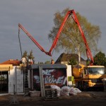Betonmischer pumpt Beton aufs Dach