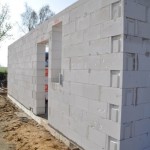 Fertige Hauswand mit Nebeneingang vom HWR