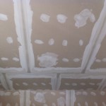 Spachteln der Rigipsplatten im Schlafzimmer Spachteln der Rigipsplatten im Schlafzimmer