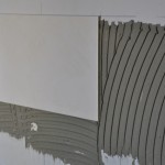 Erste Fliese ist an der Wand