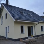 Haus mit dunklen Buntsteinputz