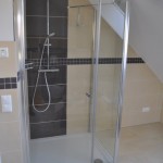 Dusche mit Glaswand im Badezimmer