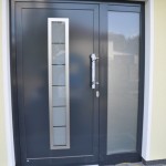 Eingangstür: Haustür in anthrazit mit Seitenteil aus Glas