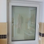 Badfenster mit aktuell runtergelassener Jalousie
